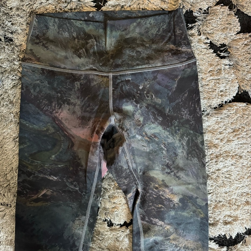 Like New!  EUC Lululemon Wunder Under Radiant Multi Leggings, Size 6 - Picture 3 of 7